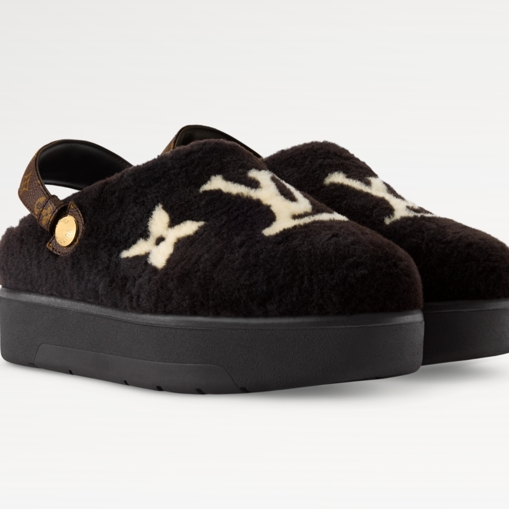 Louis Vuitton Black and Cream Fuzzy Clogs 💥💫🩷🫦